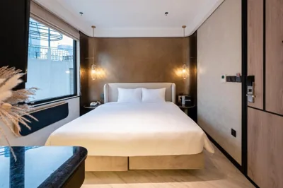 Deluxe-King-Zimmer — iRest Signature Ba Dinh Lakeside